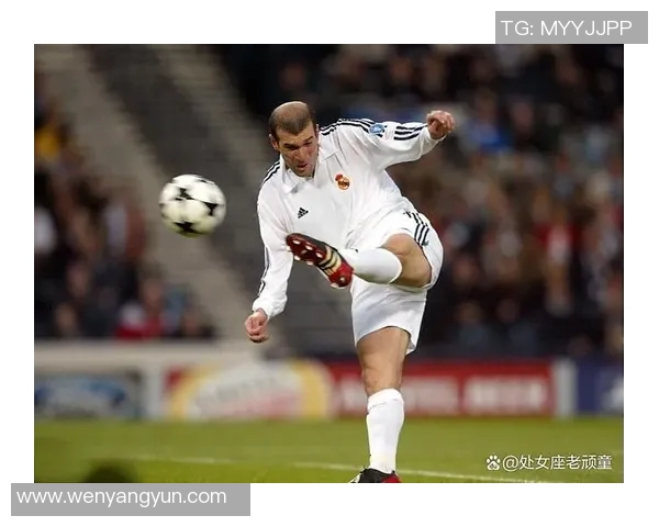 车内摆件足球明星齐达内的魅力与风采尽显，点亮你的驾驶旅程